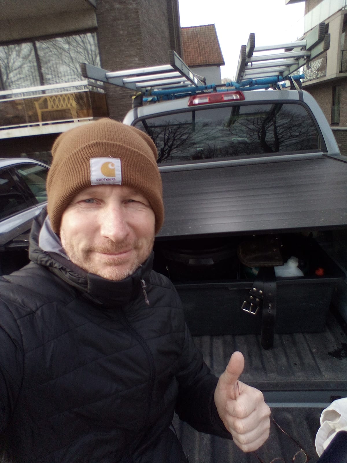 Thierry van Clean Window met schoonmaakmateriaal en ladder