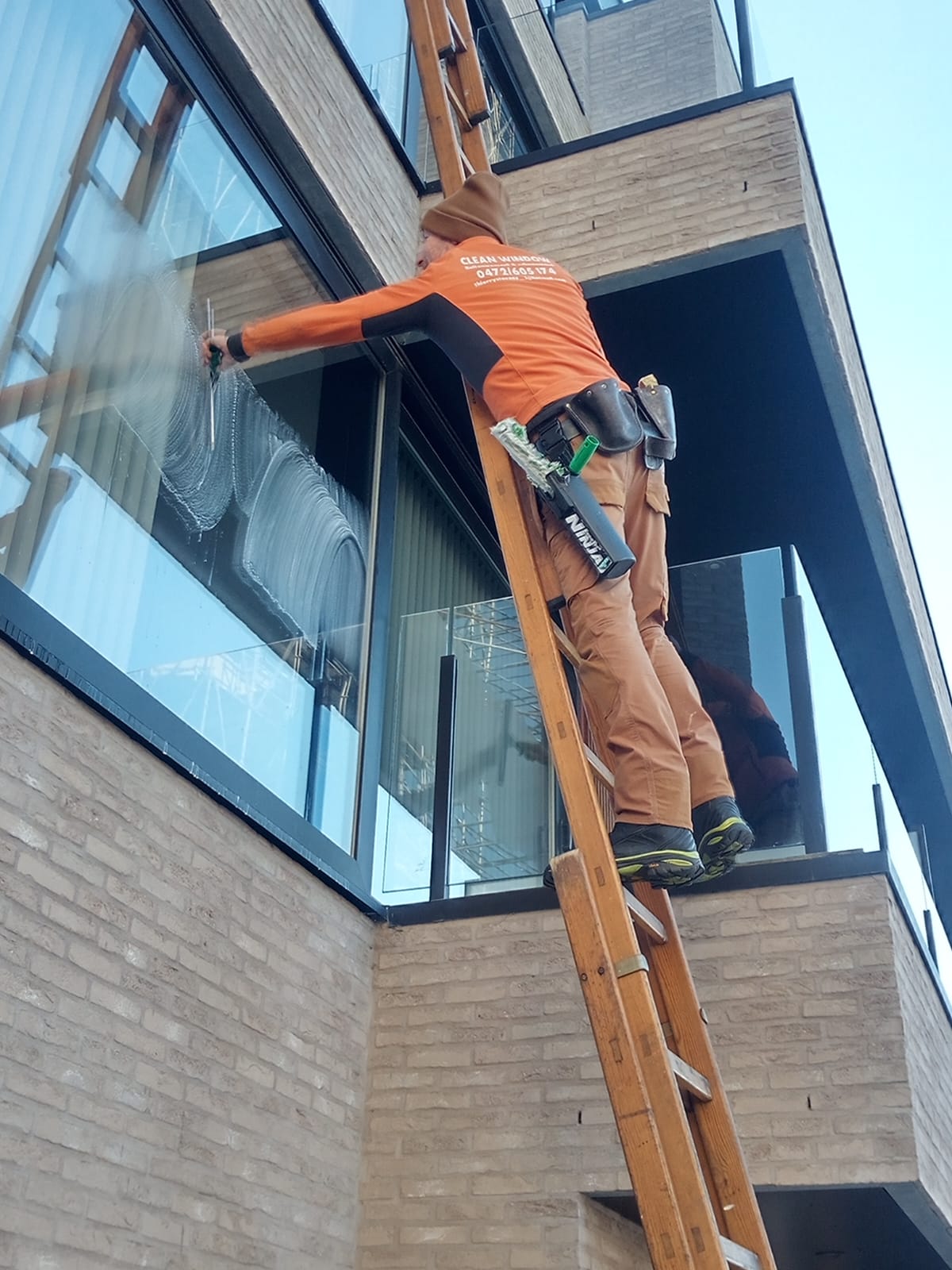 Thierry Stevens aan het werk op een ladder — raamreiniging Clean Window