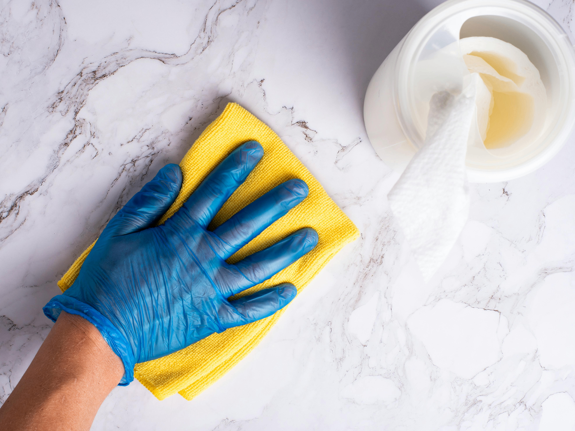 Reguliere schoonmaak — oppervlak reinigen met microvezeldoek